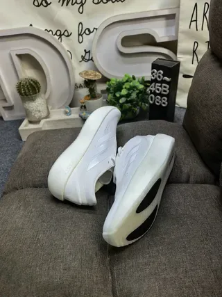 Adidas কালো এবং সাদা তিন স্ট্রাইপ লাইফস্টাইল স্নিকার 16