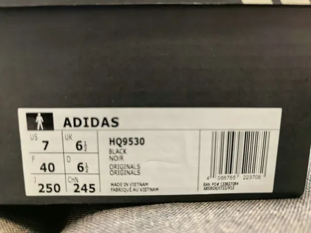 Adidas কালো এবং সাদা তিন স্ট্রাইপ লাইফস্টাইল স্নিকার 22
