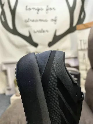 Adidas কালো এবং সাদা তিন স্ট্রাইপ লাইফস্টাইল স্নিকার 23