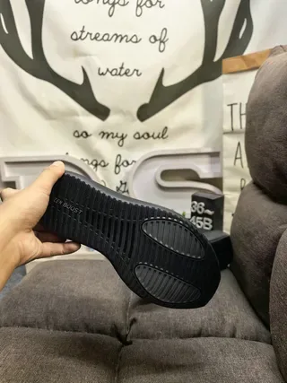 Adidas কালো এবং সাদা তিন স্ট্রাইপ লাইফস্টাইল স্নিকার 24