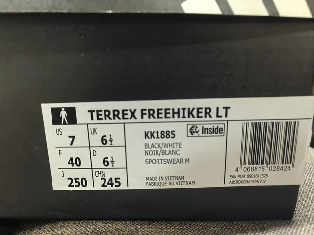 Adidas Chaussures Lifestyle Noires Blanches en Maille et Synthétique avec Bande Argentée à Trois Rayures 2