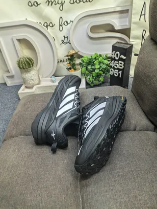 Adidas Chaussures Lifestyle Noires Blanches en Maille et Synthétique avec Bande Argentée à Trois Rayures 6