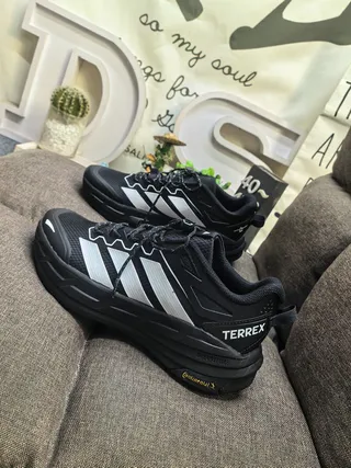 Adidas Chaussures Lifestyle Noires Blanches en Maille et Synthétique avec Bande Argentée à Trois Rayures 7