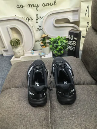 Adidas Chaussures Lifestyle Noires Blanches en Maille et Synthétique avec Bande Argentée à Trois Rayures 8