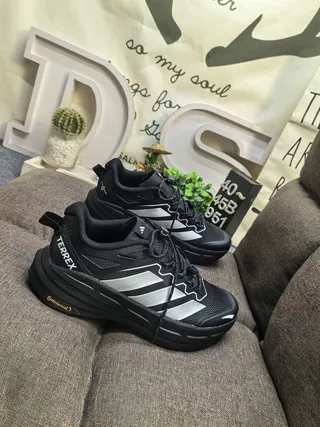 Adidas Chaussures Lifestyle Noires Blanches en Maille et Synthétique avec Bande Argentée à Trois Rayures 9