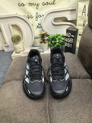 Adidas Chaussures Lifestyle Noires Blanches en Maille et Synthétique avec Bande Argentée à Trois Rayures 10