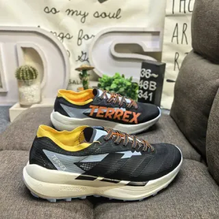 Adidas Tênis de corrida com upper de malha engenheirada preto e amarelo forro de gola