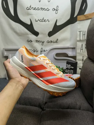 Adidas Tênis de corrida com upper de malha engenheirada preto e amarelo forro de gola 5