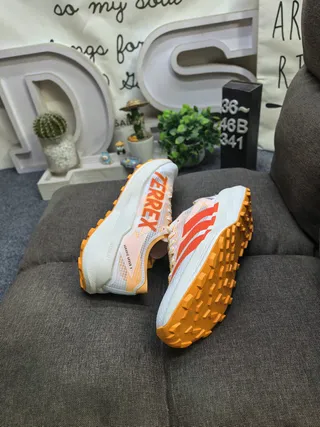 Adidas Tênis de corrida com upper de malha engenheirada preto e amarelo forro de gola 6