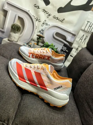 Adidas Tênis de corrida com upper de malha engenheirada preto e amarelo forro de gola 7
