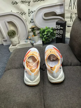 Adidas Tênis de corrida com upper de malha engenheirada preto e amarelo forro de gola 8