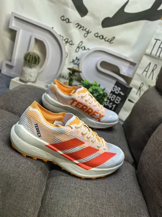 Adidas Tênis de corrida com upper de malha engenheirada preto e amarelo forro de gola 9