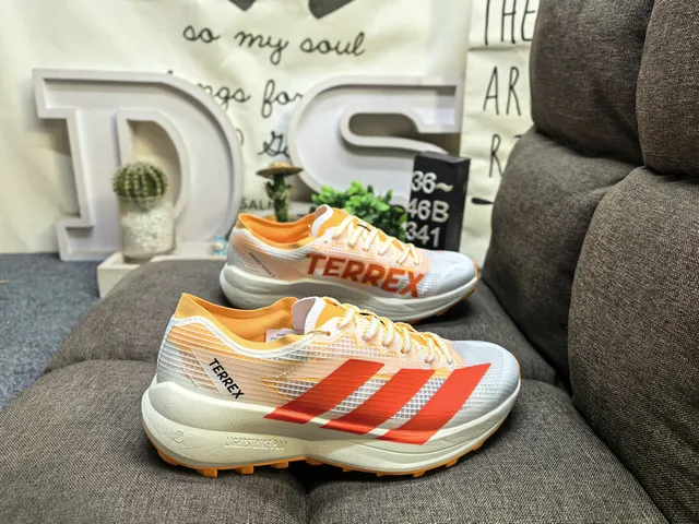Adidas Tênis de corrida com upper de malha engenheirada preto e amarelo forro de gola 11