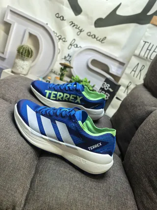 Adidas Tênis de corrida com upper de malha engenheirada preto e amarelo forro de gola 17