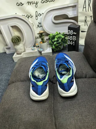 Adidas Tênis de corrida com upper de malha engenheirada preto e amarelo forro de gola 18