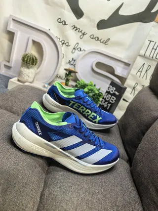 Adidas Tênis de corrida com upper de malha engenheirada preto e amarelo forro de gola 19