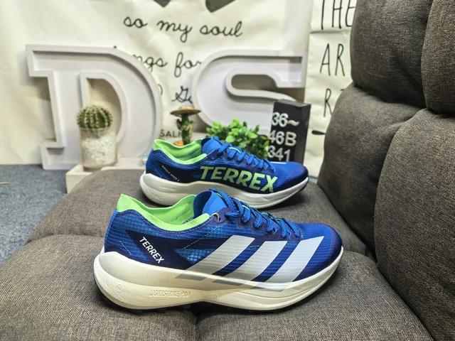 Adidas Tênis de corrida com upper de malha engenheirada preto e amarelo forro de gola 21
