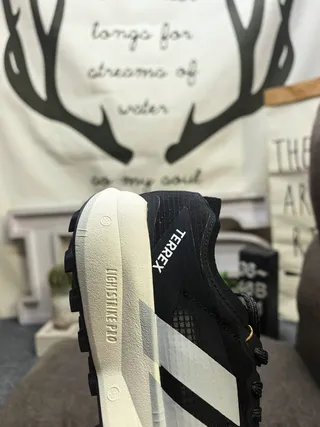 Adidas Tênis de corrida com upper de malha engenheirada preto e amarelo forro de gola 23