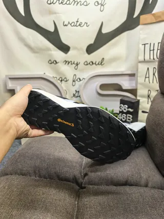 Adidas Tênis de corrida com upper de malha engenheirada preto e amarelo forro de gola 24
