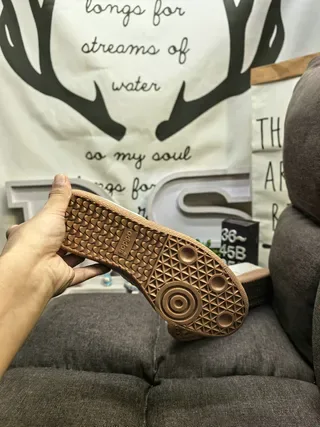 Adidas Tênis Lifestyle Marrom Bege Superior de Tecido Textil Perfuração no Dedo 4