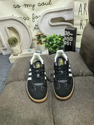 Adidas Tênis Lifestyle Marrom Bege Superior de Tecido Textil Perfuração no Dedo 20