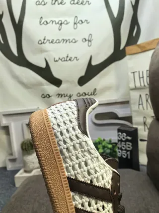 Adidas Tênis Lifestyle Marrom Bege Superior de Tecido Textil Perfuração no Dedo 23