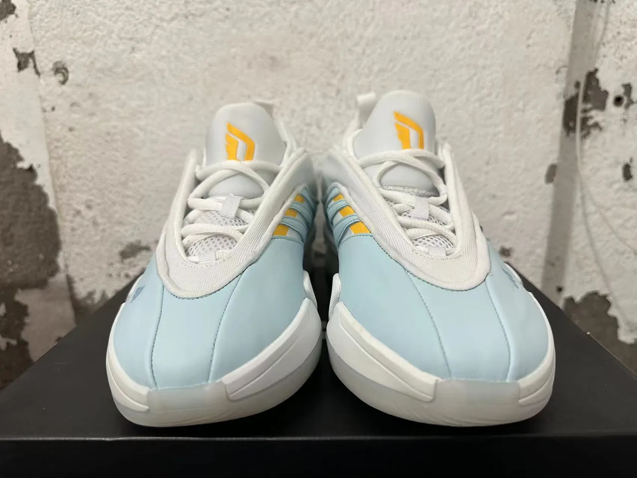 Adidas Dame 9 Blanco Azul Claro Amarillo Zapatos de Baloncesto 4