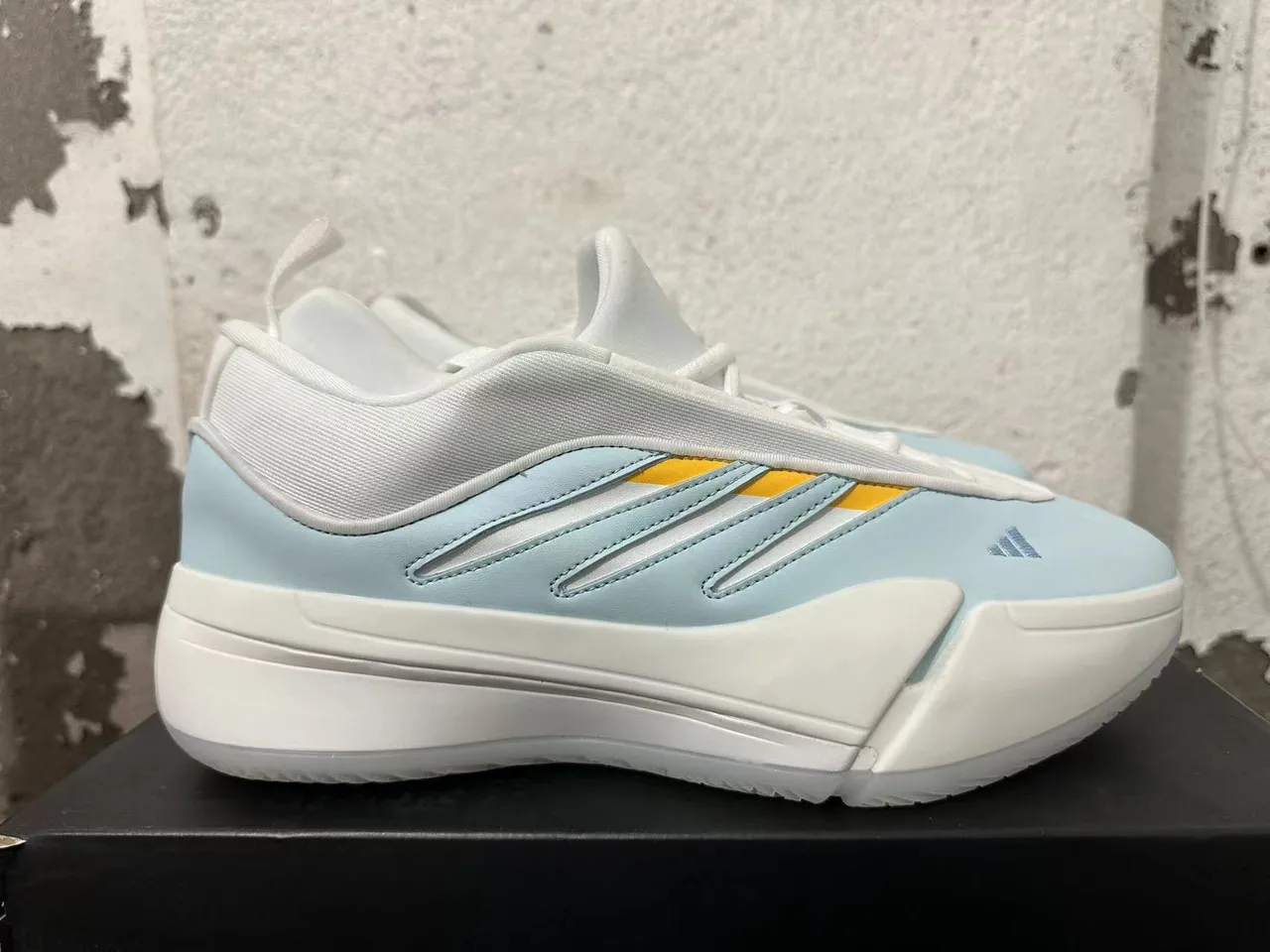 Adidas Dame 9 Blanco Azul Claro Amarillo Zapatos de Baloncesto 5