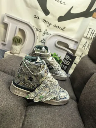Adidas Forum Hi Currency-Print Chaussures lifestyle ailées 9