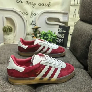Adidas Gazelle حذاء رياضي أحمر سويد لايف ستايل