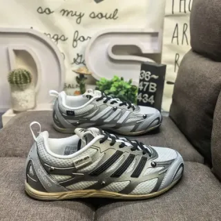 Adidas Chaussures Lifestyle Gris Noir Avec Upper En Maille Branding À Trois Rayures