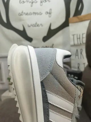 Adidas Gris y Blanco Retro Runner Silhouette Ante y Sintético Superior Lifestyle Sneakers 3