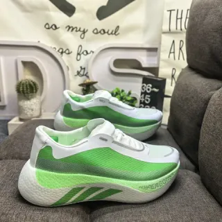 Adidas Sapatos de corrida verdes e brancos com upper de knit, midsole de espuma esculpida
