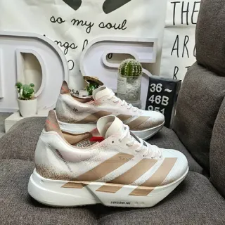 Adidas Lightstrike Pro 白色和米色跑鞋