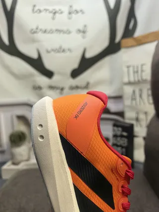 Adidas 橙红色轻量级竞速轮廓网面跑鞋 3
