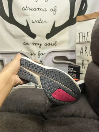 Adidas 橙红色轻量级竞速轮廓网面跑鞋 4