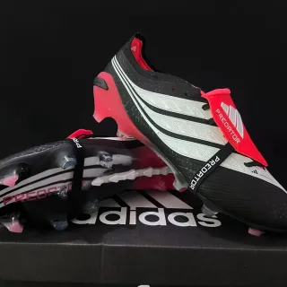 Adidas Predator Noir Rouge Lacets Asymétriques Semelle TPU Moldée Terrain Ferme Chaussures de Football