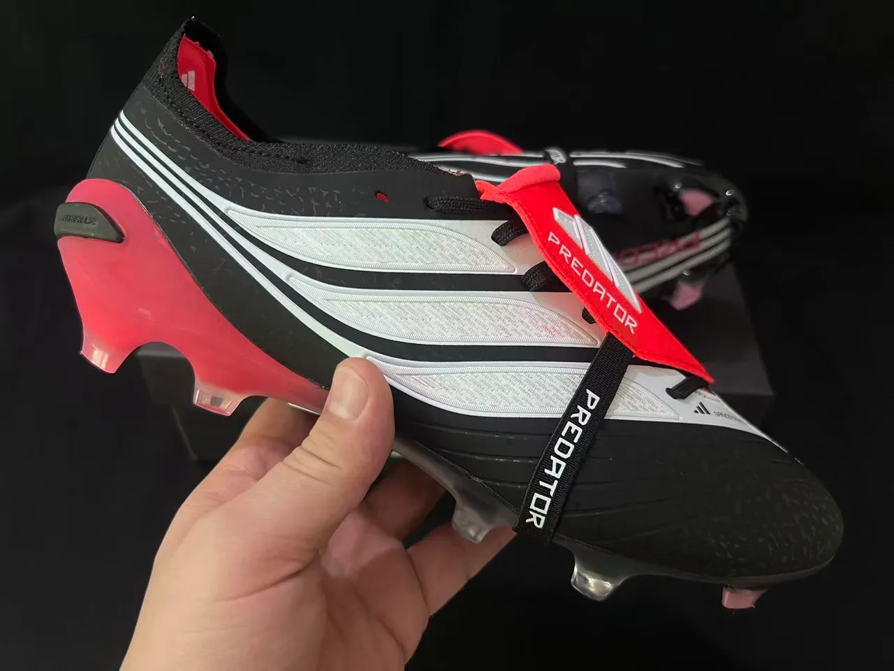 Adidas Predator أسود أحمر رباط غير متماثل قاعدة TPU المولدة أرضية صلبة أحذية كرة القدم 6