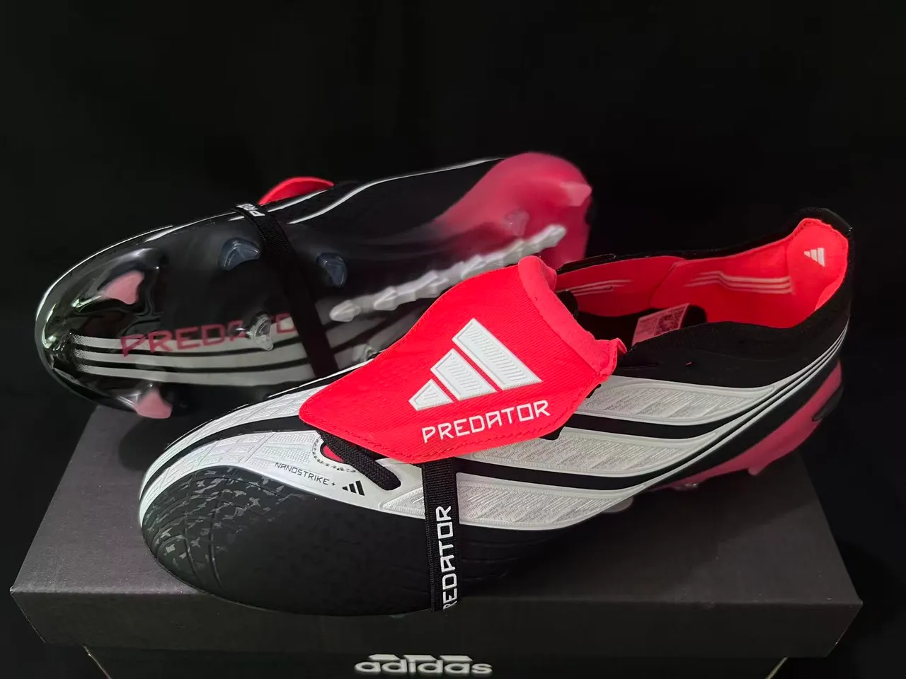 Adidas Predator أسود أحمر رباط غير متماثل قاعدة TPU المولدة أرضية صلبة أحذية كرة القدم 9