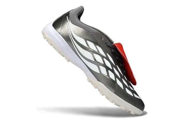 Adidas Predator Grey Red बिना लेस के पट्टा बंदी धातु चांदी टेक्स्चर्ड ऊपरी टर्फ फुटबॉल जूते 2