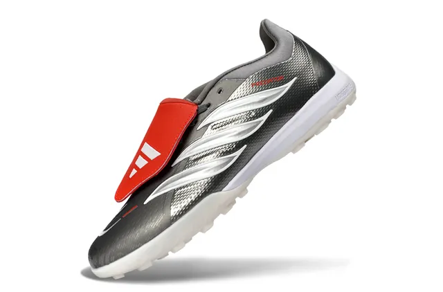 Adidas Predator Grey Red बिना लेस के पट्टा बंदी धातु चांदी टेक्स्चर्ड ऊपरी टर्फ फुटबॉल जूते 3