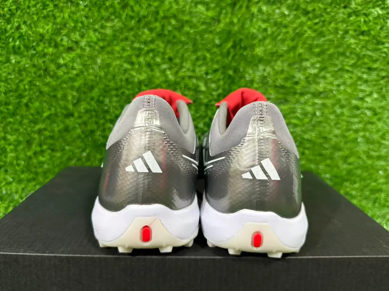 Adidas Predator Grey Red बिना लेस के पट्टा बंदी धातु चांदी टेक्स्चर्ड ऊपरी टर्फ फुटबॉल जूते 9