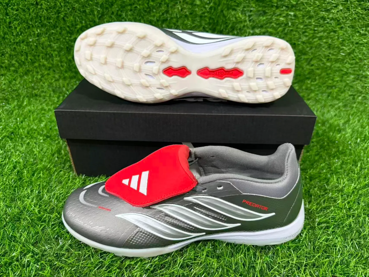 Adidas Predator Grey Red बिना लेस के पट्टा बंदी धातु चांदी टेक्स्चर्ड ऊपरी टर्फ फुटबॉल जूते 10