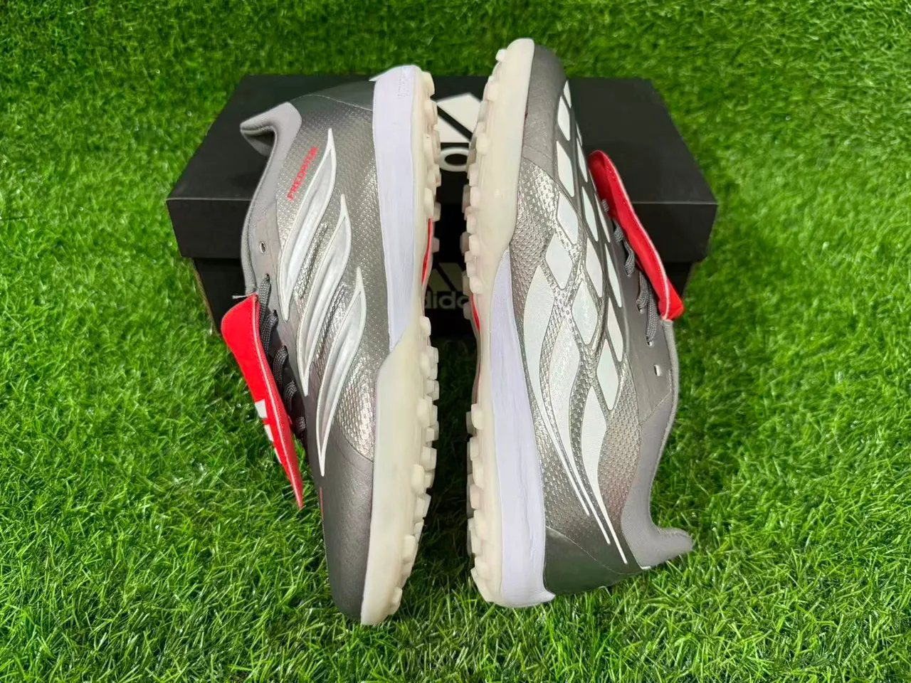Adidas Predator Grey Red बिना लेस के पट्टा बंदी धातु चांदी टेक्स्चर्ड ऊपरी टर्फ फुटबॉल जूते 11