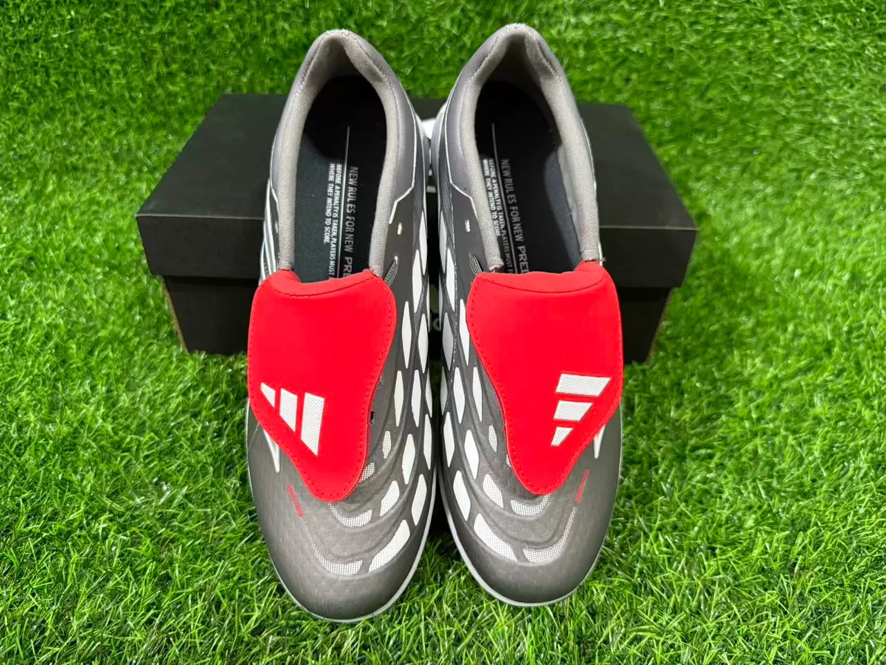 Adidas Predator Grey Red बिना लेस के पट्टा बंदी धातु चांदी टेक्स्चर्ड ऊपरी टर्फ फुटबॉल जूते 12