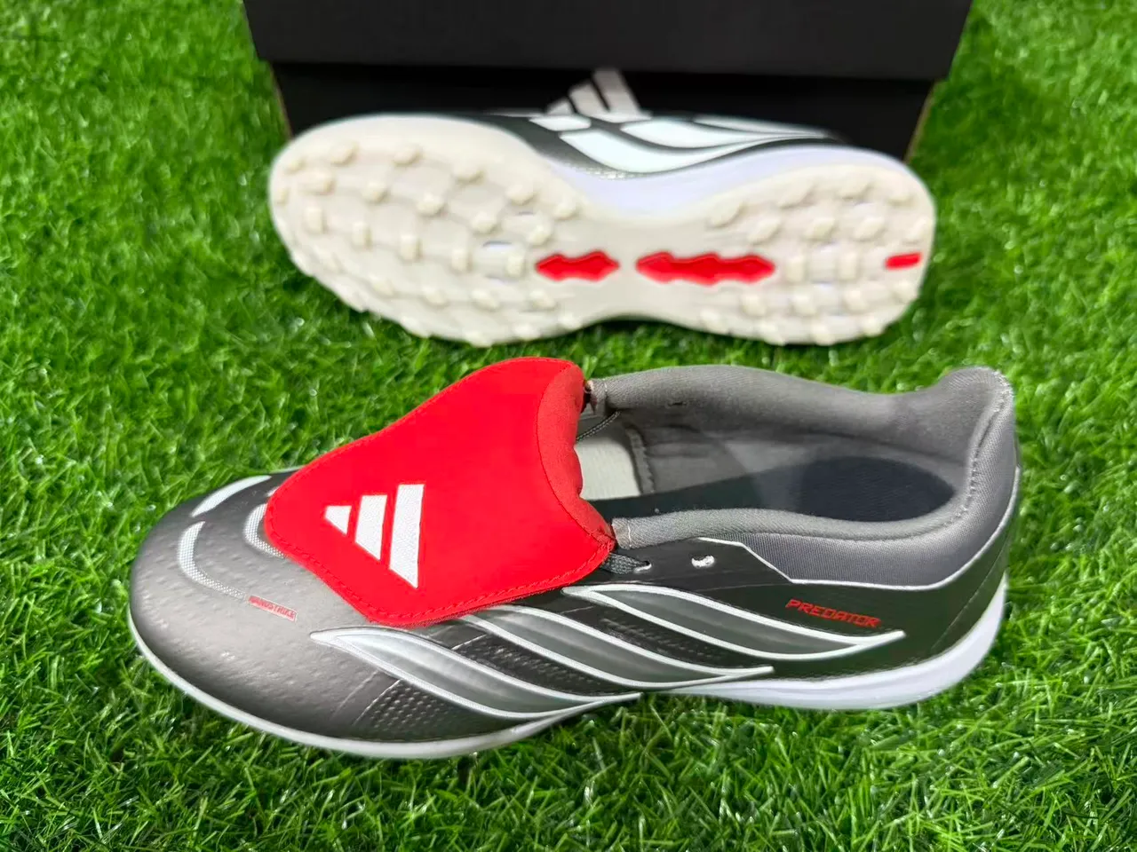 Adidas Predator Grey Red बिना लेस के पट्टा बंदी धातु चांदी टेक्स्चर्ड ऊपरी टर्फ फुटबॉल जूते 13