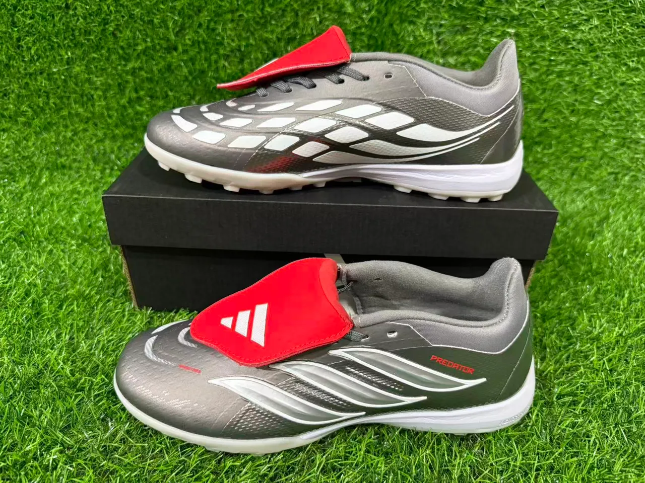 Adidas Predator Grey Red बिना लेस के पट्टा बंदी धातु चांदी टेक्स्चर्ड ऊपरी टर्फ फुटबॉल जूते 14