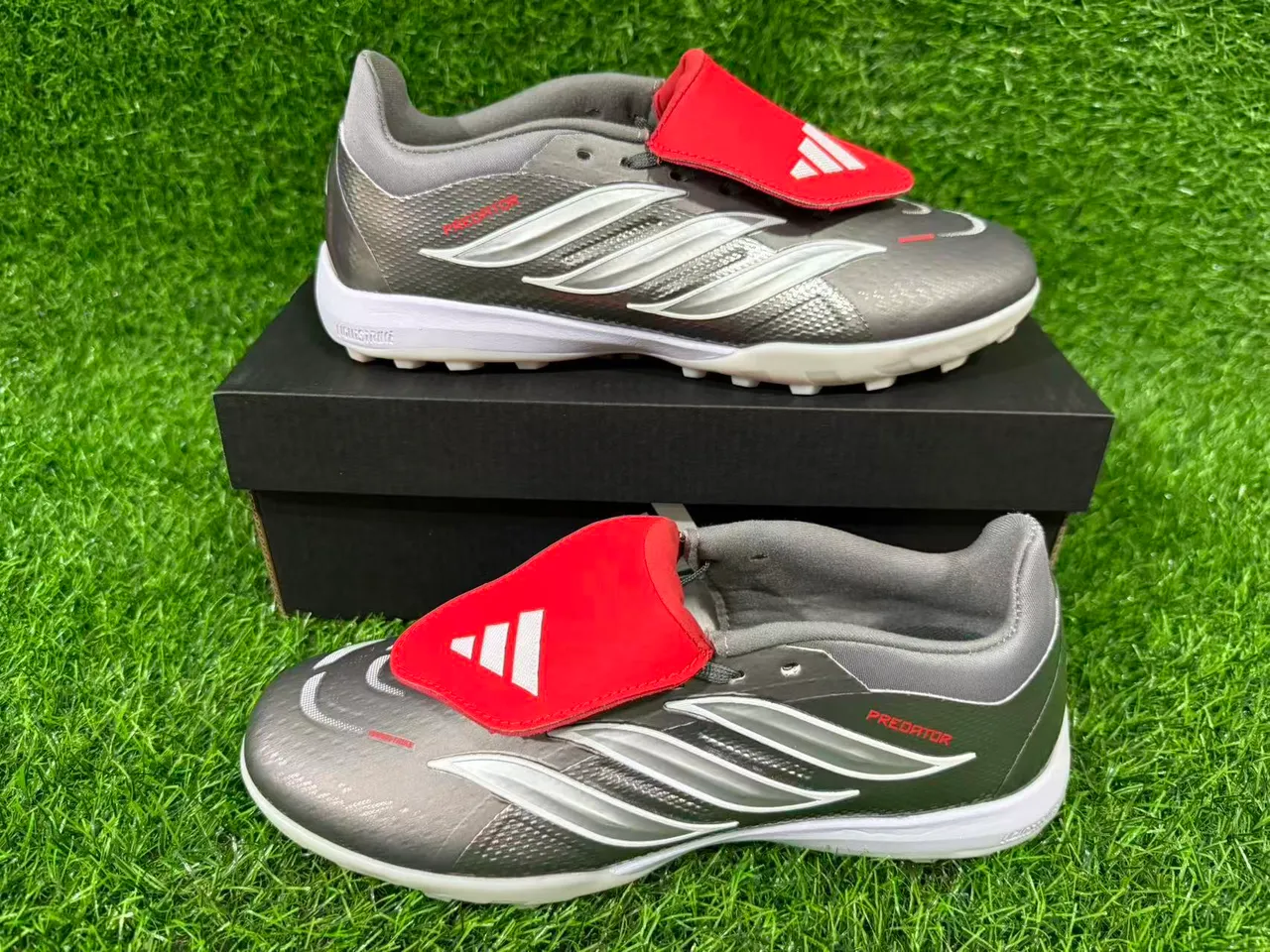Adidas Predator Grey Red बिना लेस के पट्टा बंदी धातु चांदी टेक्स्चर्ड ऊपरी टर्फ फुटबॉल जूते 15
