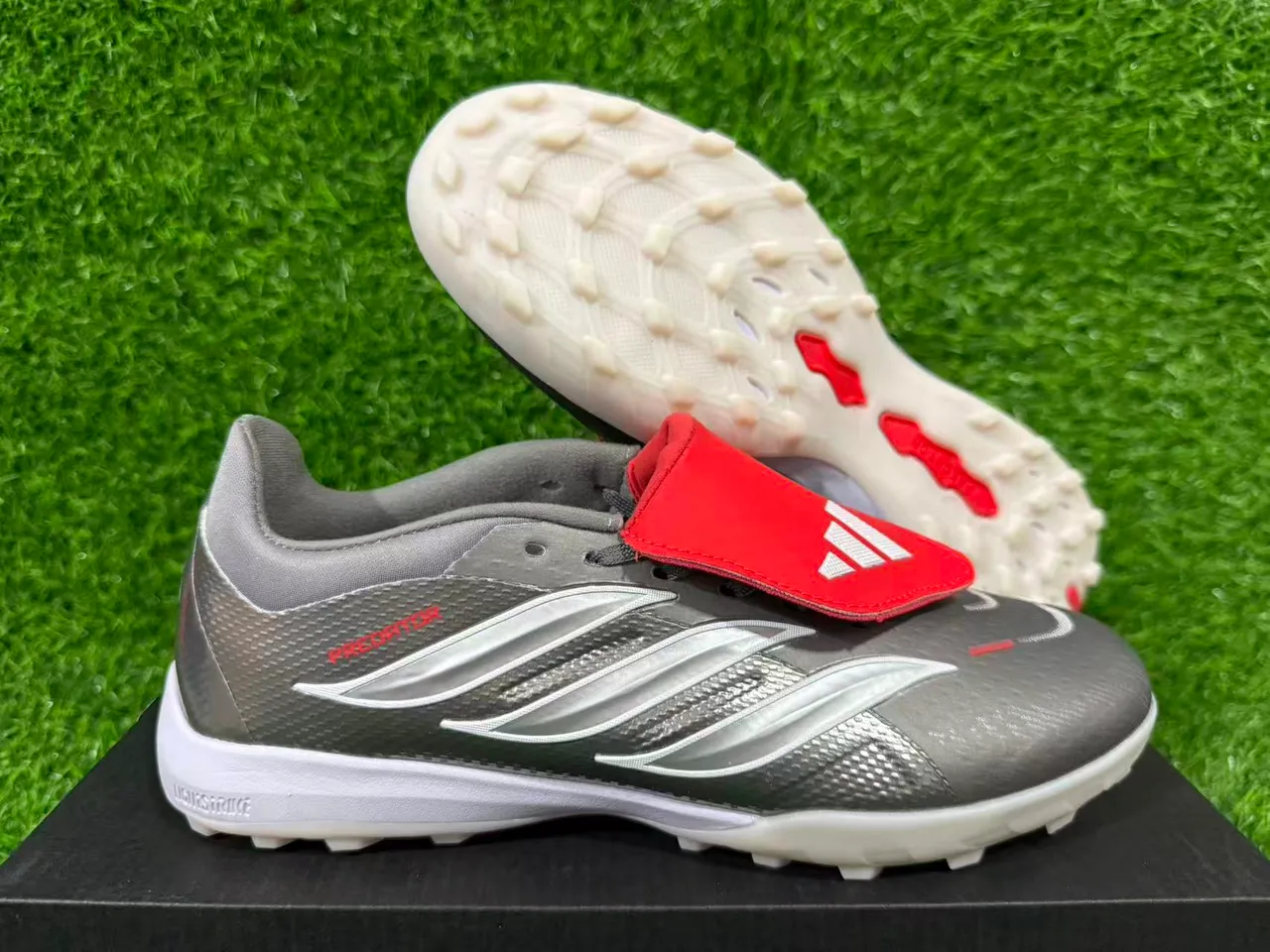 Adidas Predator Grey Red बिना लेस के पट्टा बंदी धातु चांदी टेक्स्चर्ड ऊपरी टर्फ फुटबॉल जूते 16