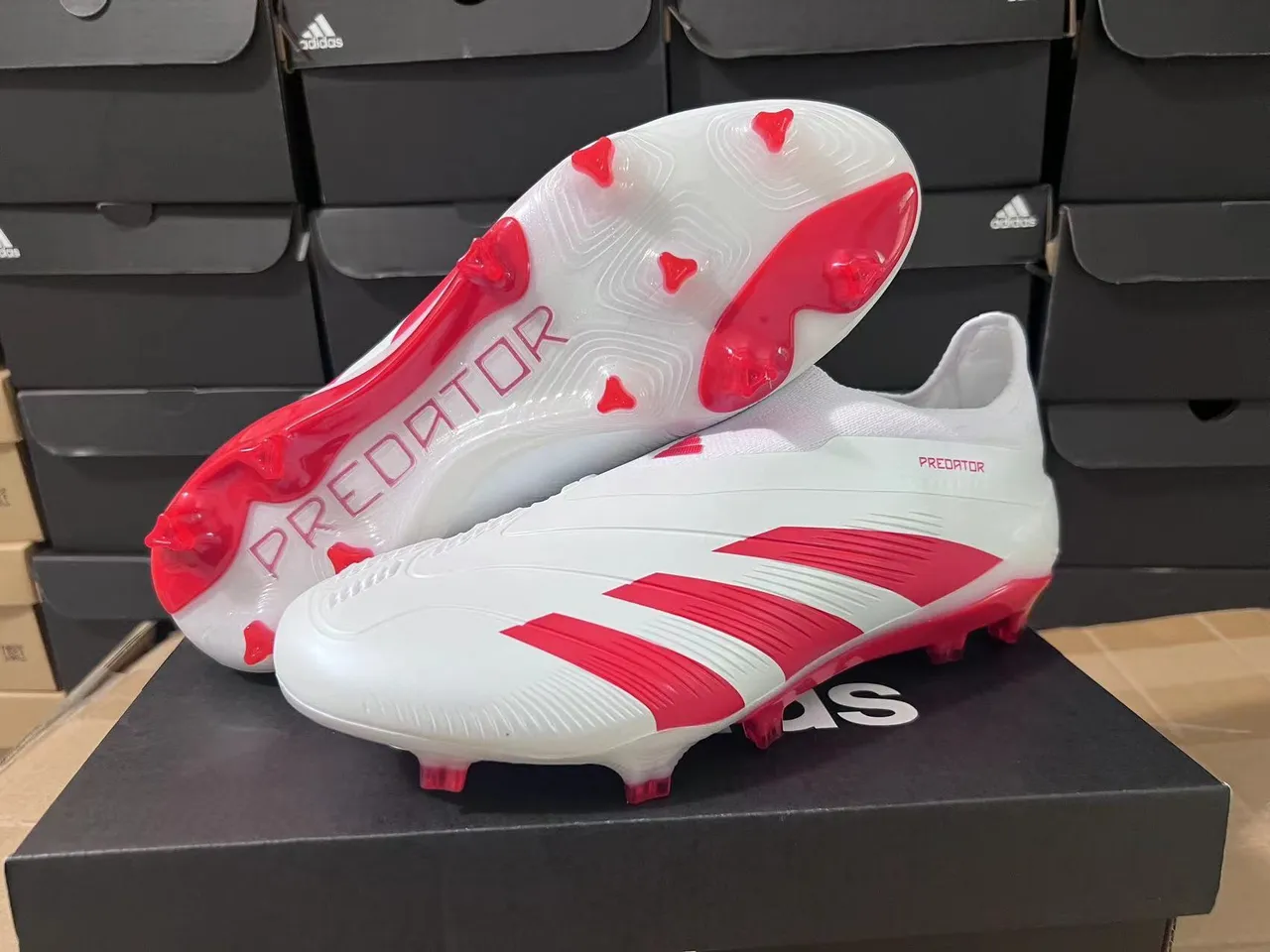 Adidas Predator sapatos de futebol branco e vermelho para terreno firme 9